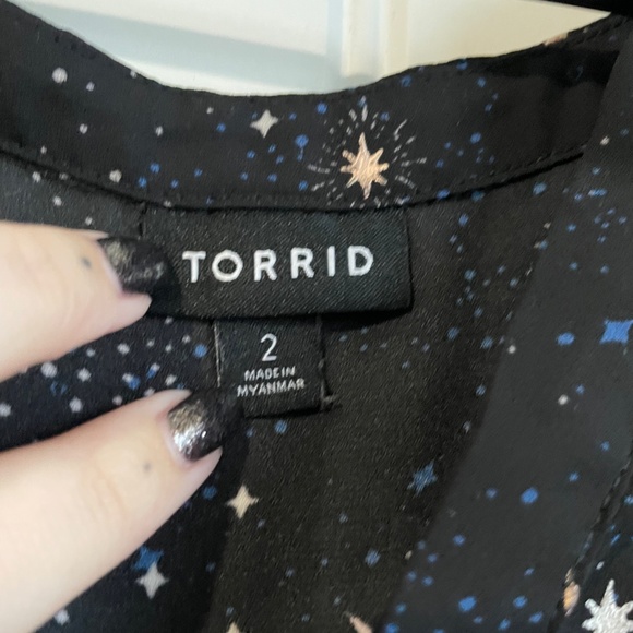 Crescent Moon Hi-Lo Blouse - Picture 2 of 3